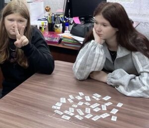 дети играют в игру собери слово