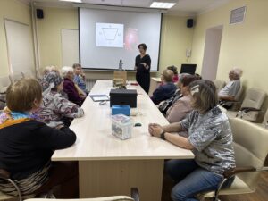 Работник музея проводит презентацию про историю проектора