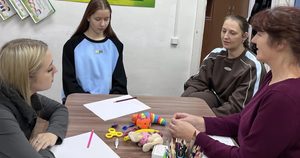 педагог расказывает подросткам чем они будут заниматься